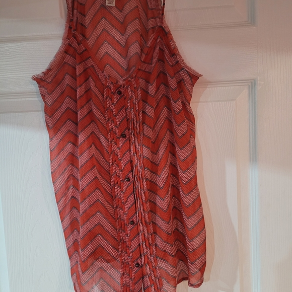 Very nice multi colored summer top! Great quality. (L) Made by Arizona jeans co. - Picture 2 of 2